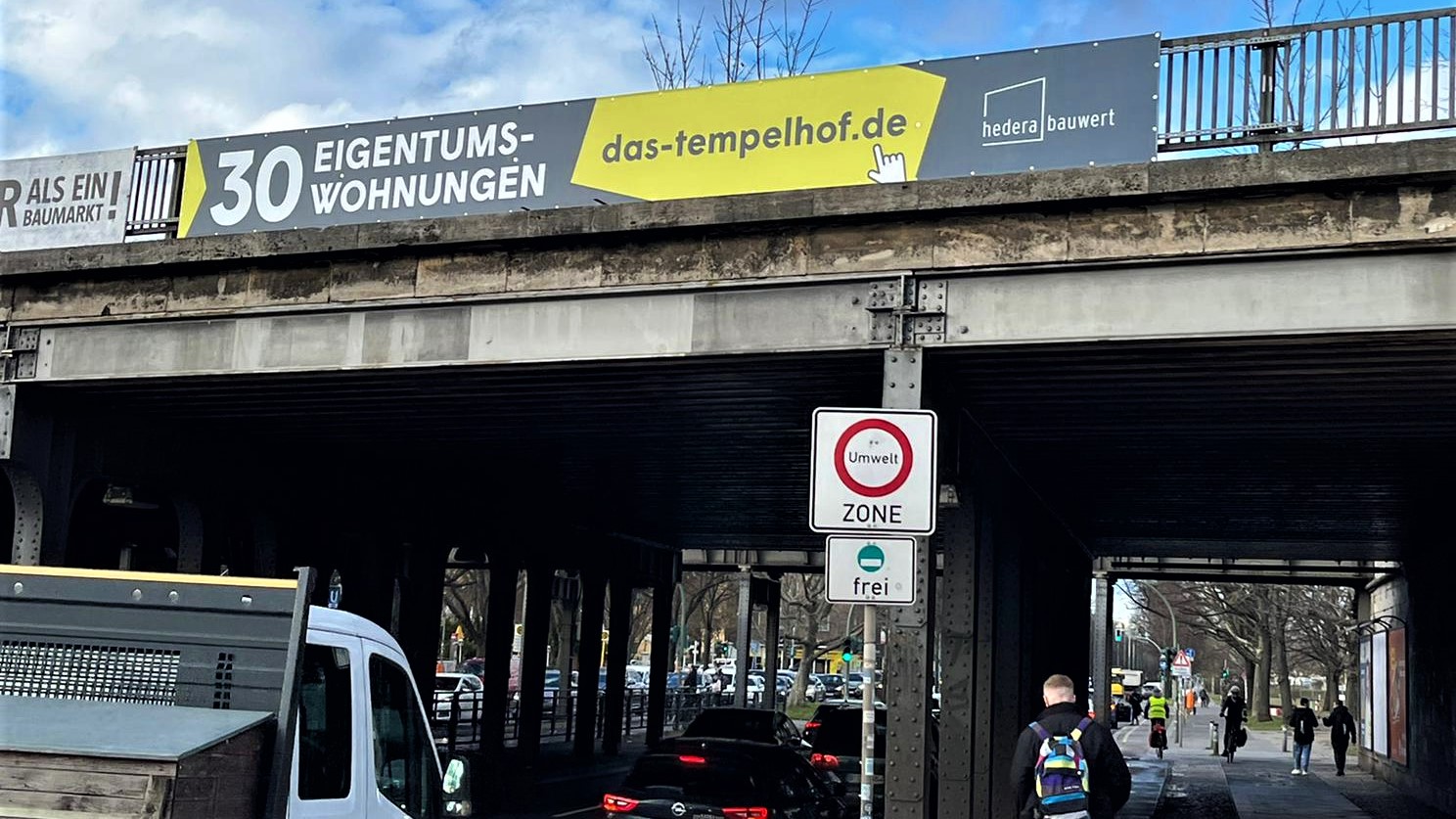 Brückenwerbung für Hedera in Tempelhof