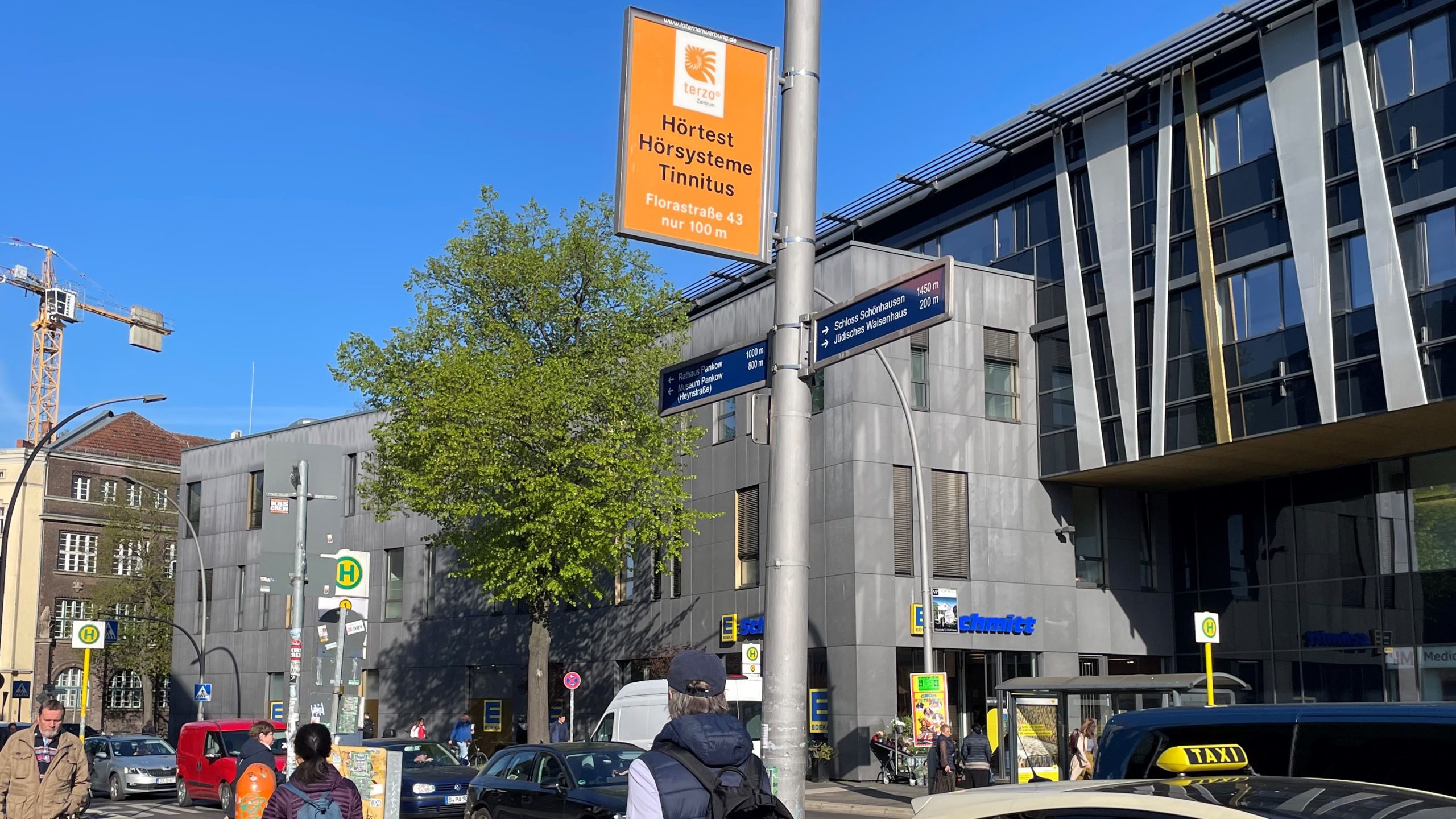 Mastenschild in Pankow, direkt am Bahnhof