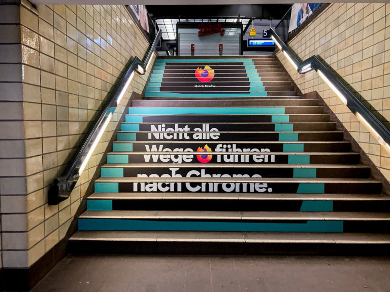 Treppenwerbung für Mozilla Firefox an einem Aufgang zu einer S-Bahn in Berlin.