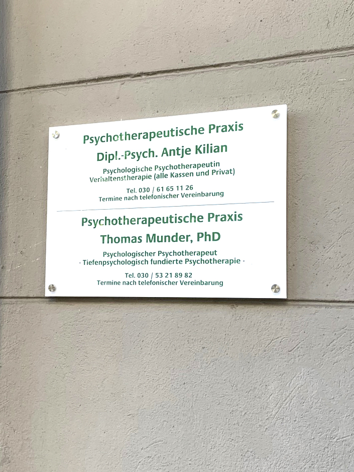 Firmen- und Praxisschilder als Standorthinweis mit Öffnungszeiten, Telefonnummer, Terminvereinbarung und vielem mehr