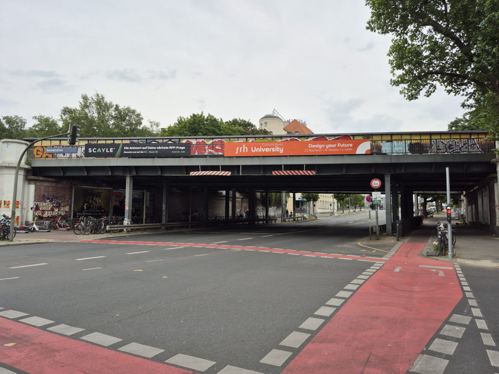 Brückenwerbung in Berlin