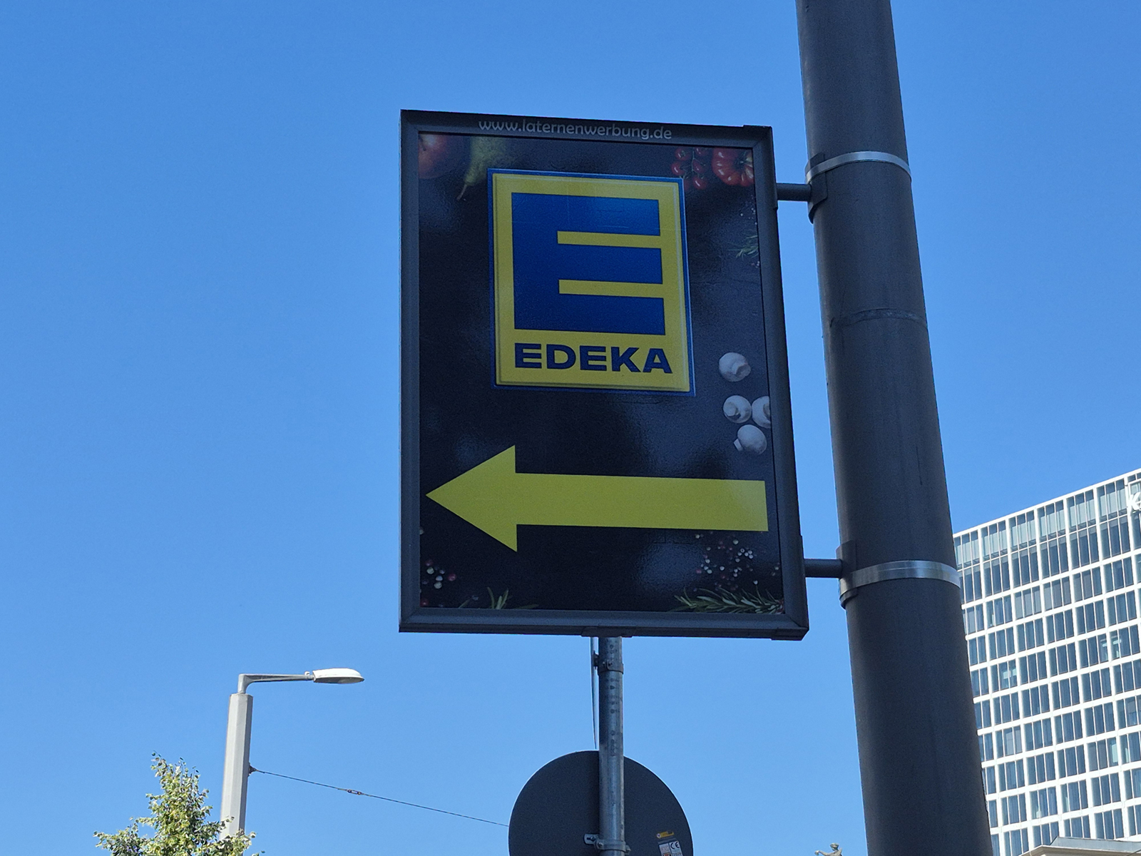 Mastenschild für Edeka, der gelbe Pfeil weist den Weg.