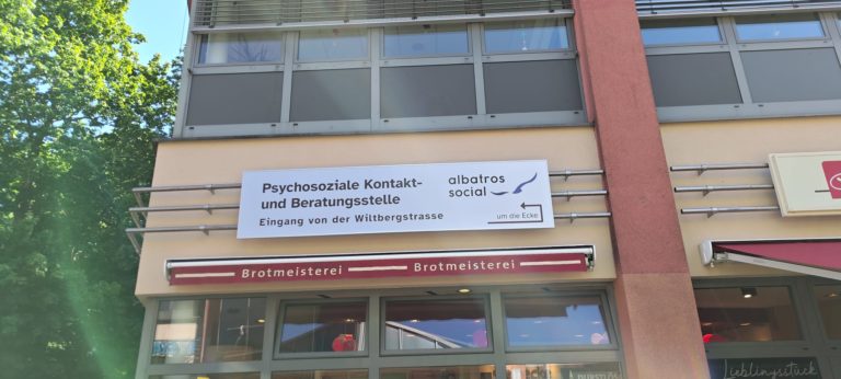 Firmenschild Berlin für die Beratungsstelle Albatros Social.