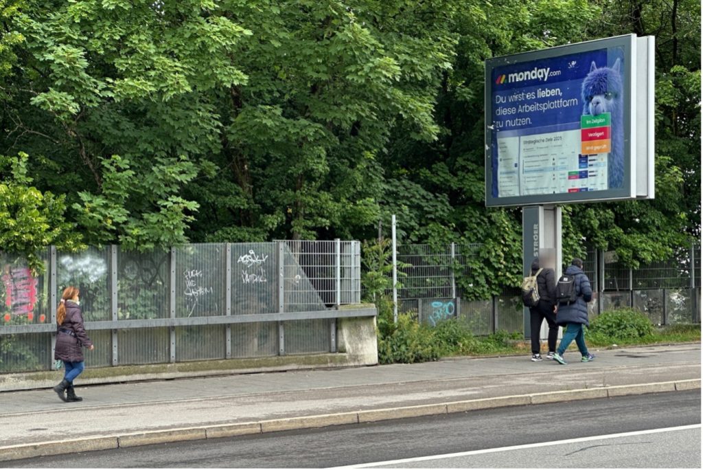 Eine übergroße Werbetafel an einer Straße macht Außenwerbung für ein Projektmanagement Tool.