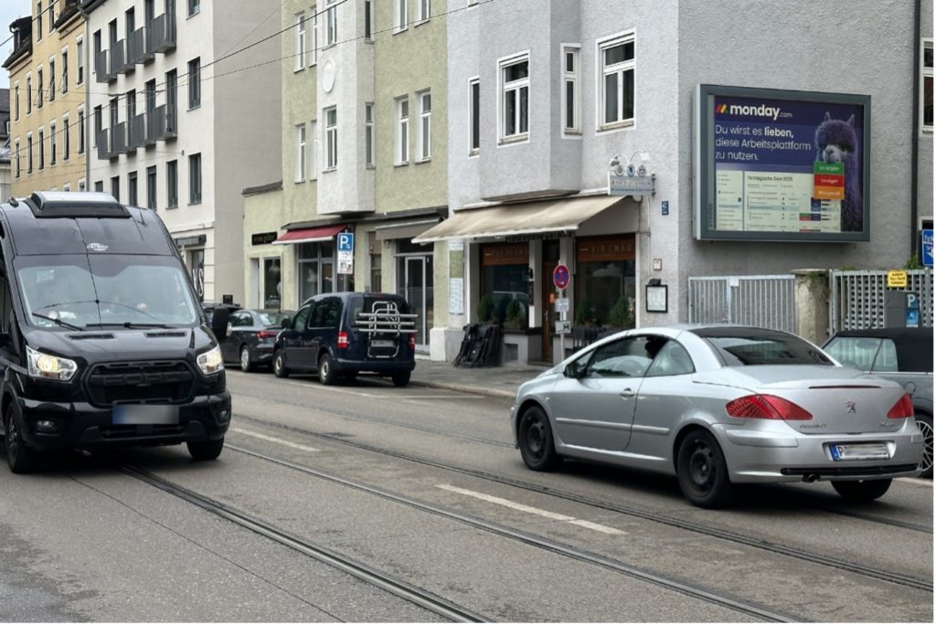 Großflächige Werbung an einer Hausfassade für Monday.com
