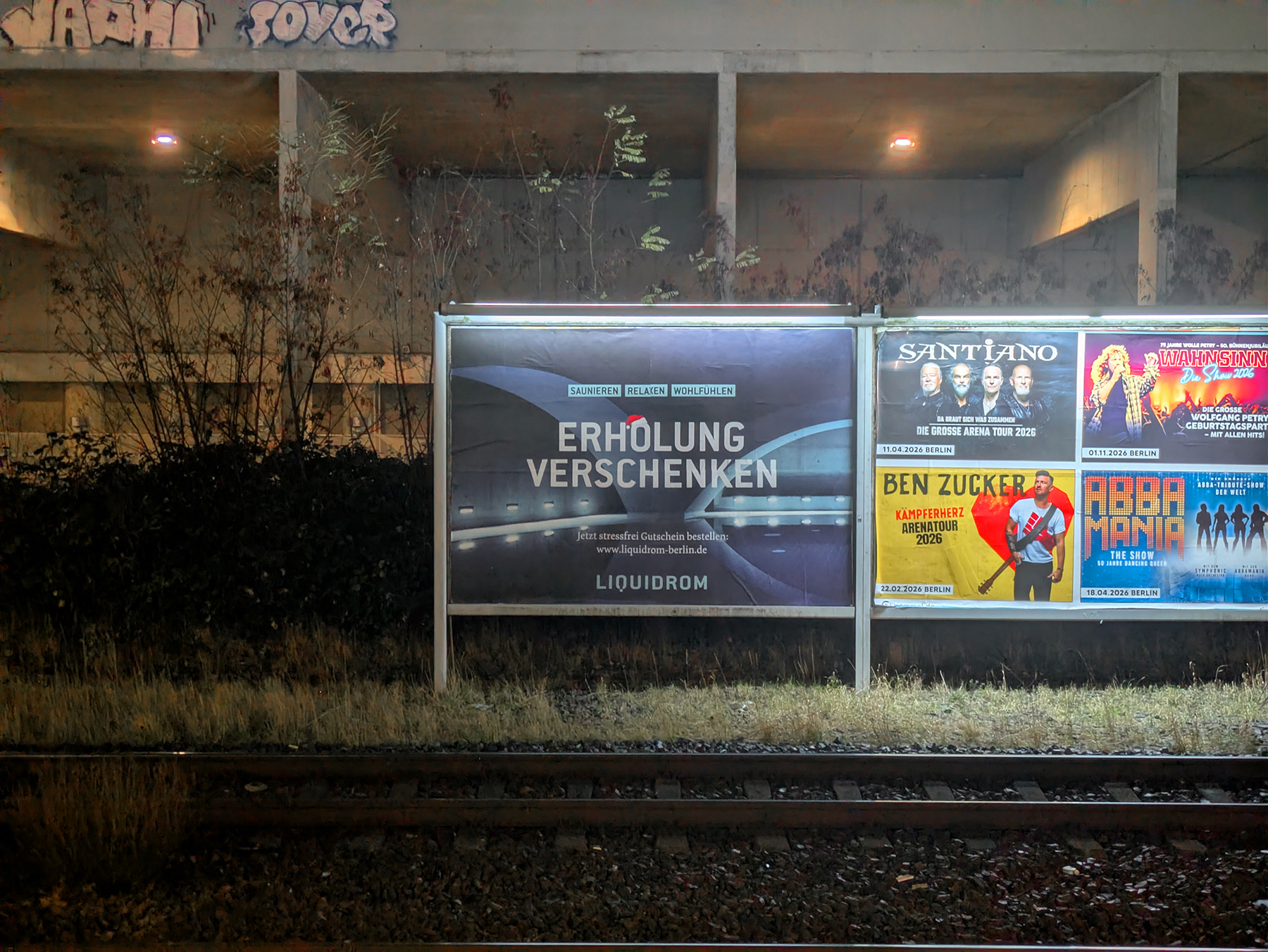 Eine Reihe Plakate hinter einem Gleis