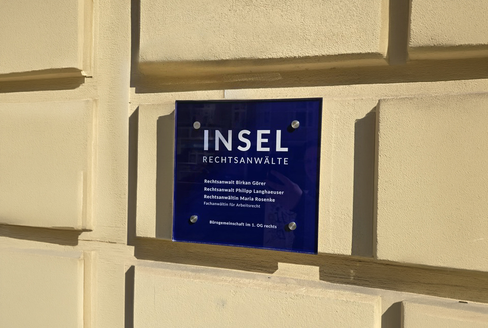 Werbeschild eines Anwalts an einer Hauswand