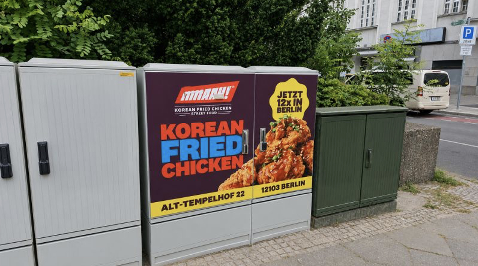 Werbung auf einem Ampalkasten für den Kunden eat korean