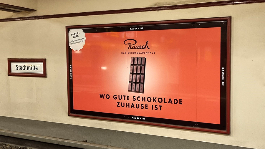 Schoko-liebhaber in Berlin aufgepasst:  Mit Außenwerbung zu Ostern direkt zu Rausch ins Schokoladenhaus