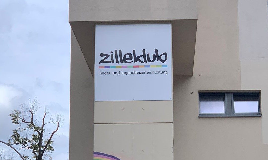 Werbeschild an der Hausfassade der Zilleklubs in Berlin Moabit.